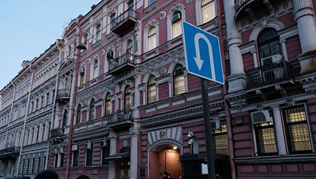 Со здания американского генконсульства в Петербурге сняли флаг США