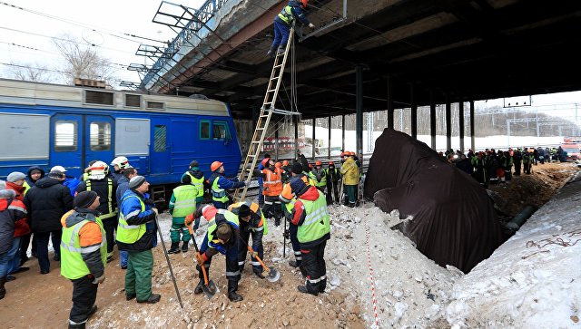 В Москве начали проверку после столкновения электрички с трактором
