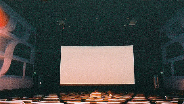 Британец, купивший VIP-билет в кино, застрял под креслом и умер