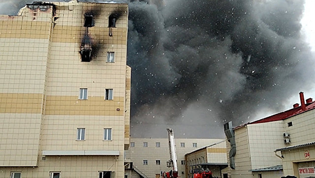 Начало пожара в кемеровском ТЦ попало на видео
