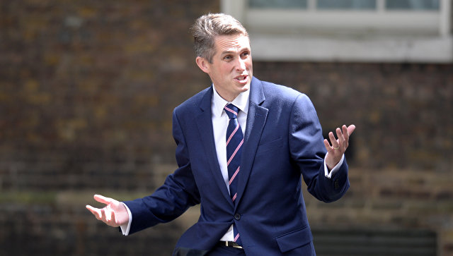 Министр обороны Великобритании посоветовал России "отойти и заткнуться"