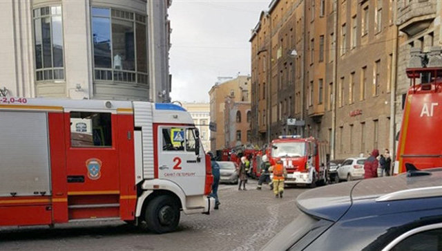 В Петербурге вспыхнул пожар в одном из старейших универмагов