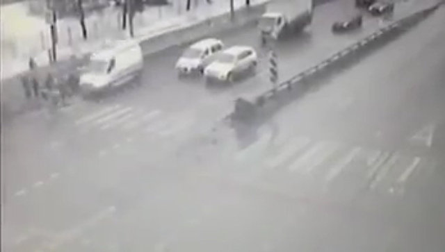 Скорая помощь сбила двух пешеходов в Москве, сообщил источник