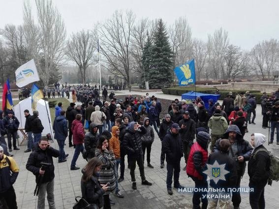 В Николаеве митингующие прорвали полицейский кордон у здания администрации