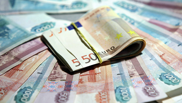 Официальный курс евро на выходные и понедельник вырос до 70,43 рубля