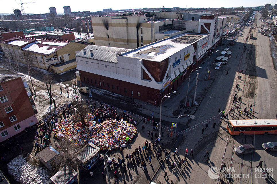 Мемориал из цветов и игрушек у ТЦ в Кемерово сложился в форме сердца