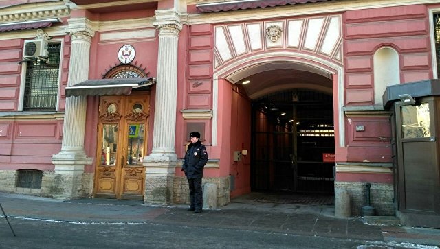 Обстановка у генконсульства США в Петербурге за день до закрытия спокойная