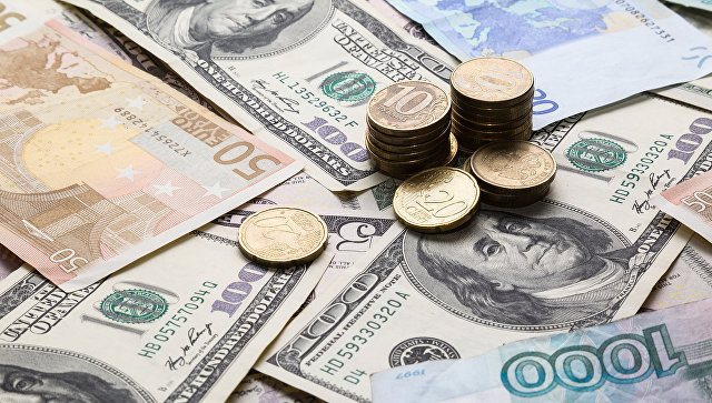 Рубль снижается к доллару и евро на расширении санкций против России