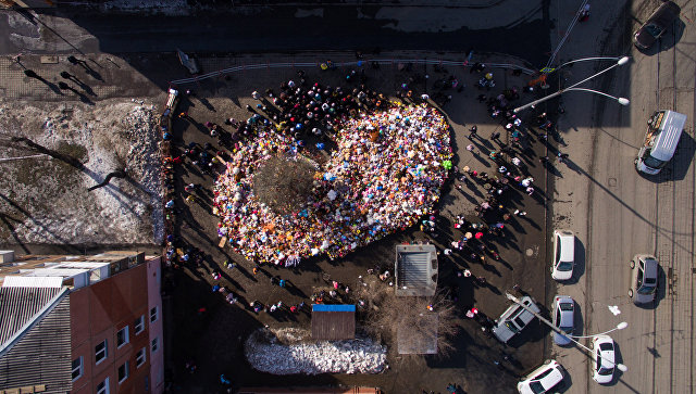 Мемориал из цветов и игрушек у ТЦ в Кемерово сложился в форме сердца