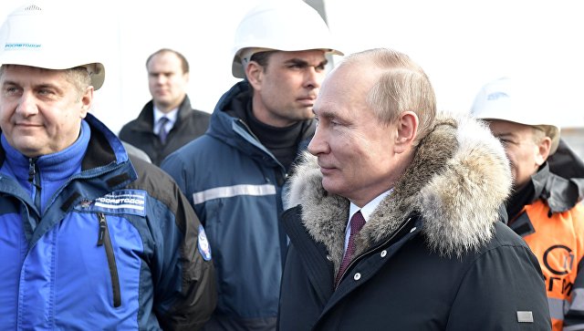 Путин осмотрел готовый участок автодорожной части Крымского моста