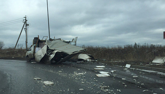 В Петербурге "Газель" проехала под мостом с надписью "Газель не проедет"