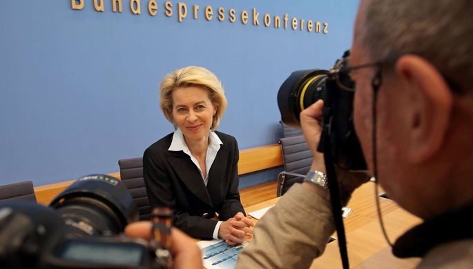 Министр обороны ФРГ призвала усилить давление на Россию