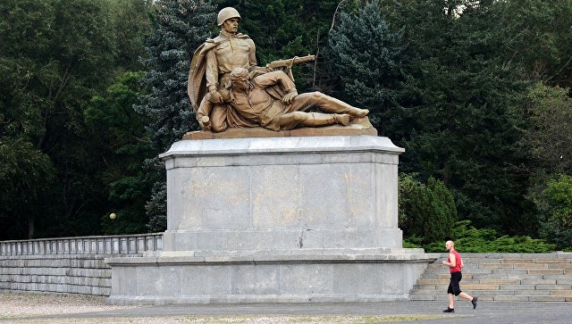 Москва призывает Варшаву прекратить разрушение советских памятников