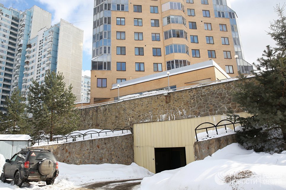 "Ройте ямы, укрывайтесь досками". Репортаж из московского бомбоубежища