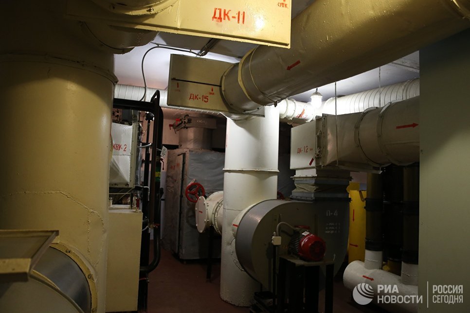 "Ройте ямы, укрывайтесь досками". Репортаж из московского бомбоубежища