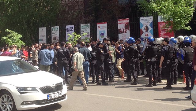 У посольства США в Анкаре разогнали акцию протеста после удара по Сирии