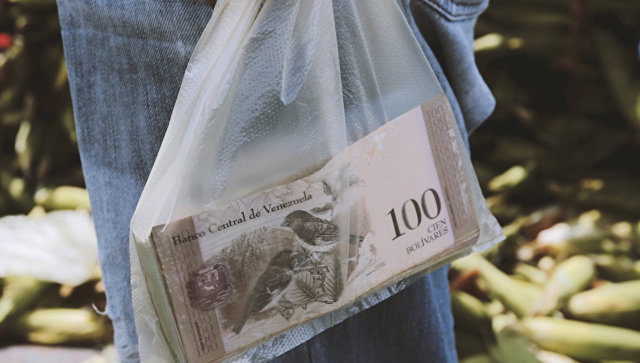 Курс венесуэльского боливара обрушился на фоне разрыва связей с Панамой