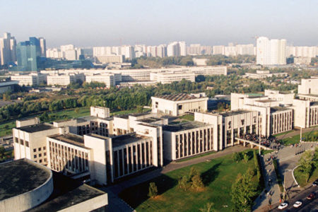 СК возбудил дело после того, как студентка выпала из окна здания МГИМО