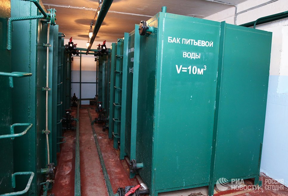 "Ройте ямы, укрывайтесь досками". Репортаж из московского бомбоубежища