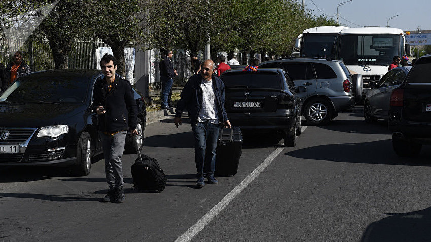 Протестующие перекрыли центральные улицы и международные дороги в Ереване
