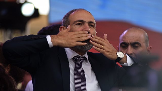 "Революция любви" в Армении: путь от оппозиционера до премьера за 26 дней