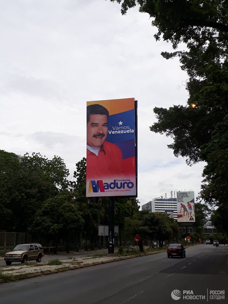 Каракас после выборов: на митинг протеста вышел один человек