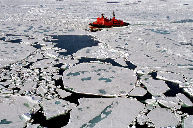 Самолеты ВКС и ВМФ провели полеты над Северным Ледовитым океаном