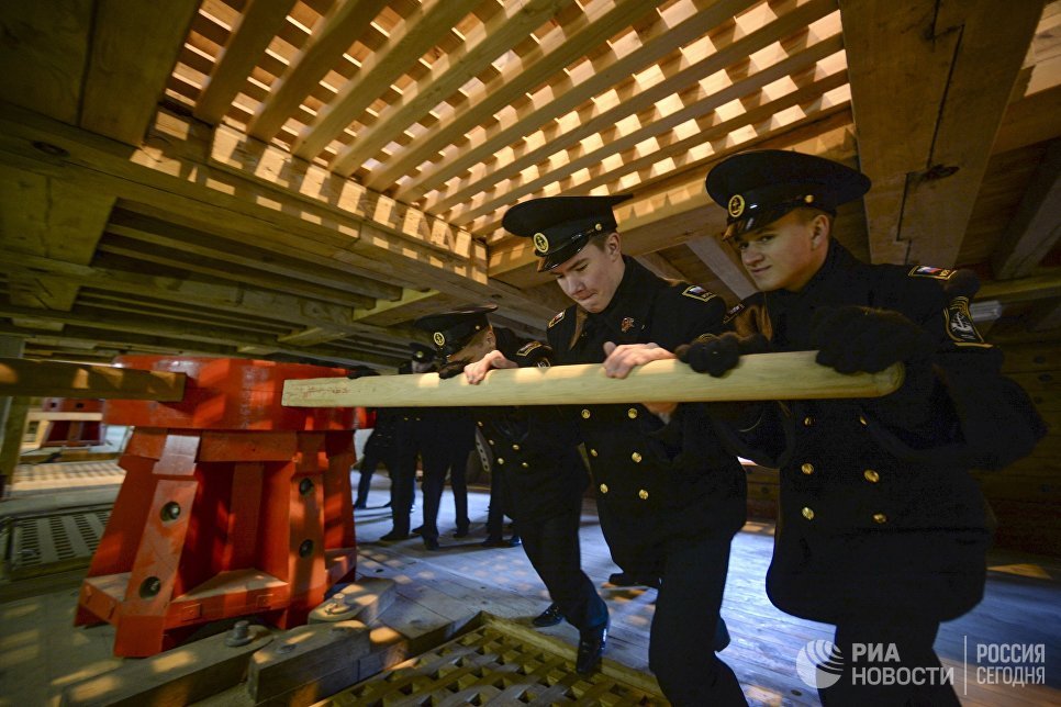 В Петербурге спустили на воду точную копию корабля, который создавал Петр I