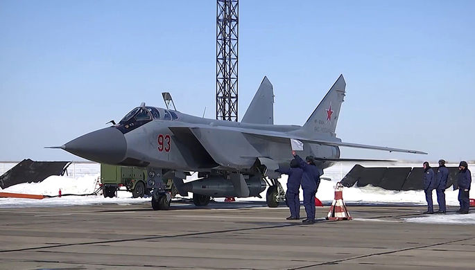 Самолет МиГ-31 загорелся на аэродроме в Пермском крае