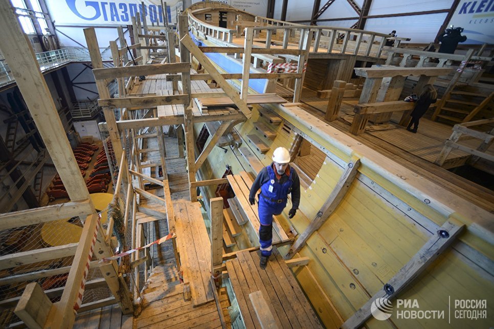 В Петербурге спустили на воду точную копию корабля, который создавал Петр I