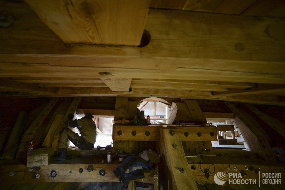 В Петербурге спустили на воду точную копию корабля, который создавал Петр I