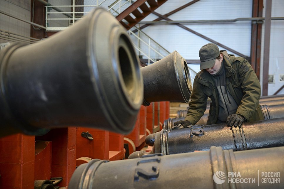 В Петербурге спустили на воду точную копию корабля, который создавал Петр I