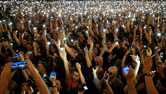 На акции протеста в Тбилиси премьер-министру помешали выступить