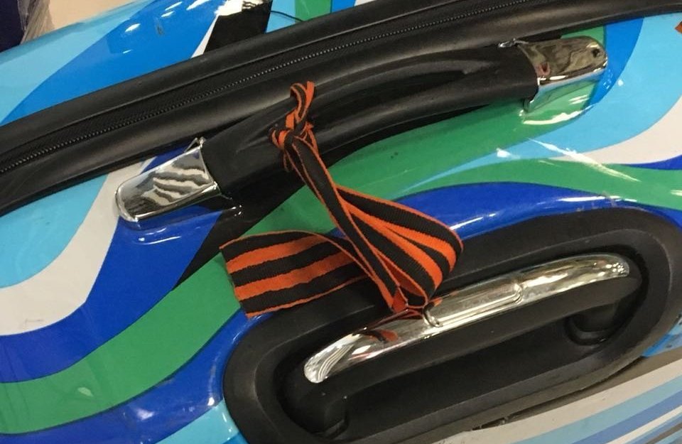 На Украину не пустили двух россиян из-за георгиевских ленточек