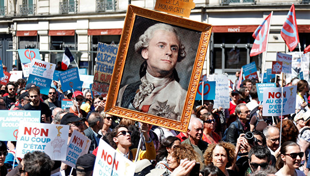 В Париже шествие против Макрона стало перерастать в беспорядки