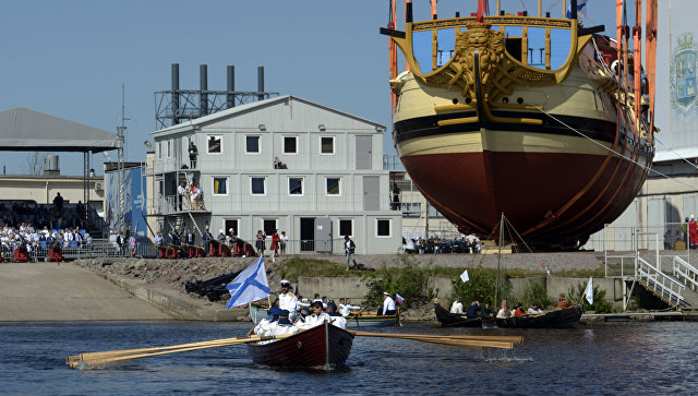 В Петербурге спустили на воду точную копию корабля, который создавал Петр I