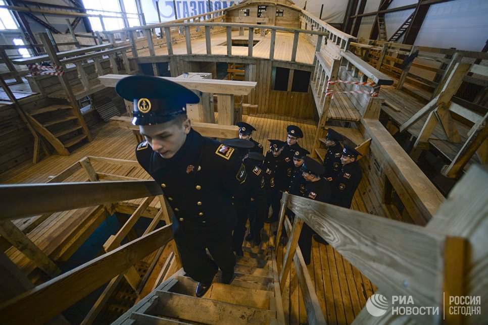 В Петербурге спустили на воду точную копию корабля, который создавал Петр I