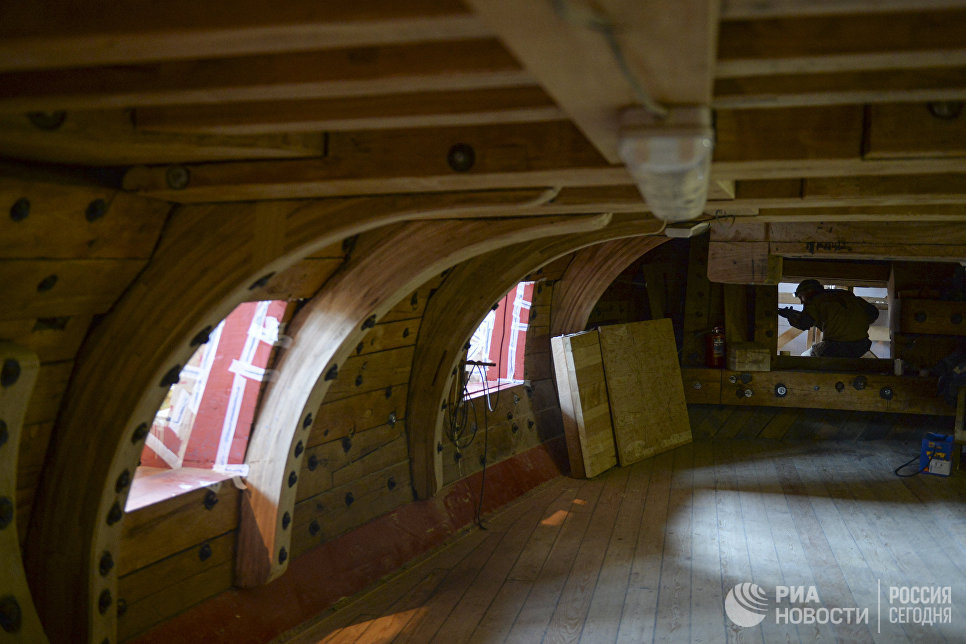 В Петербурге спустили на воду точную копию корабля, который создавал Петр I