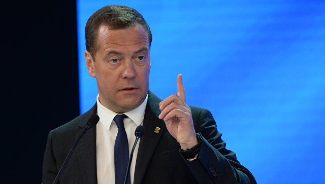 Медведев предложил законодательно закрепить статус многодетных семей