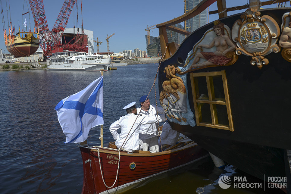 В Петербурге спустили на воду точную копию корабля, который создавал Петр I