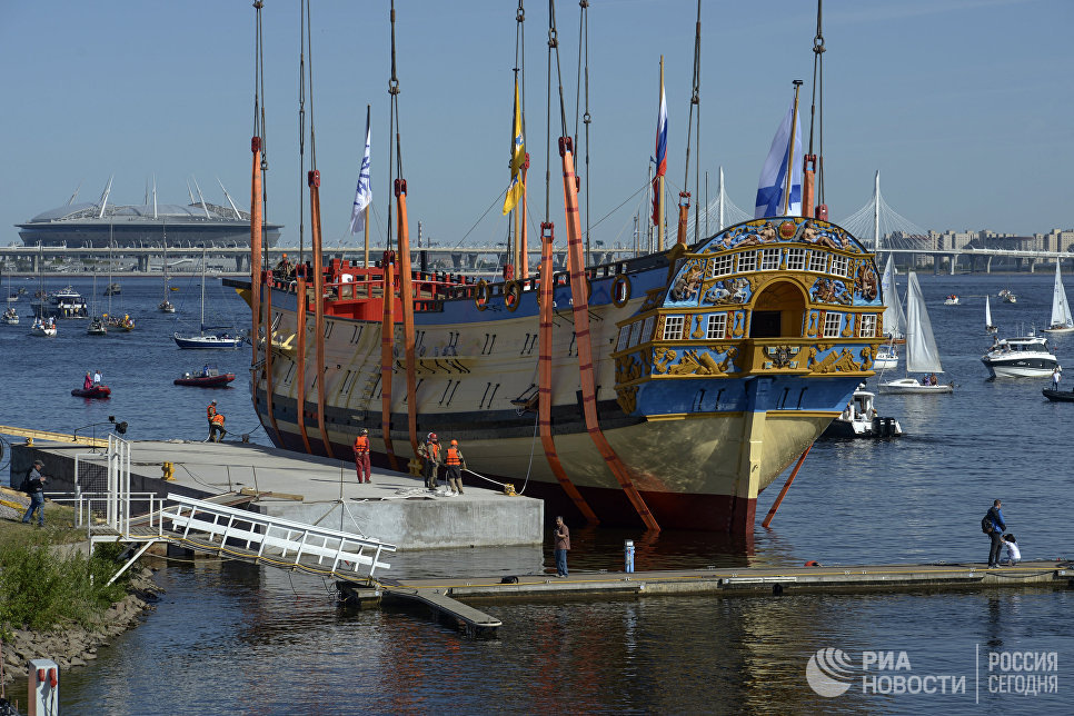 В Петербурге спустили на воду точную копию корабля, который создавал Петр I