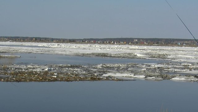 Ледокол успешно разрушил затор льда на реке Лене под Якутском