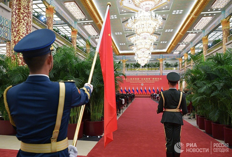 Путин приготовил и попробовал в Китае местную еду