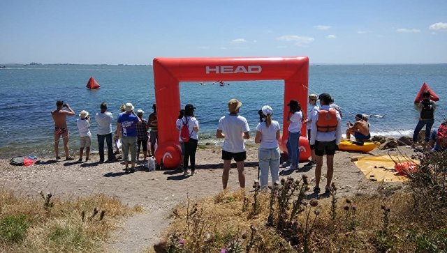 Тридцать российских пловцов переплыли Керченский пролив