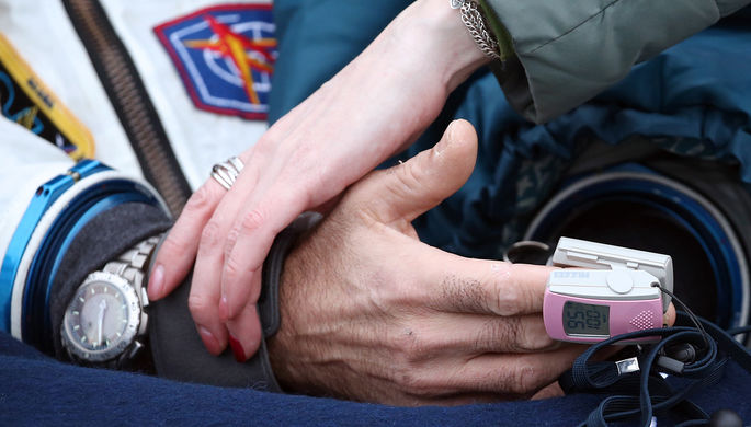 Спасатели накормили вернувшегося с МКС космонавта черешней