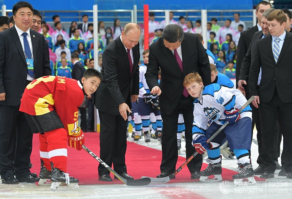 МИД Китая рассказал о подаренных Путиным Си Цзиньпину сладостях и чае