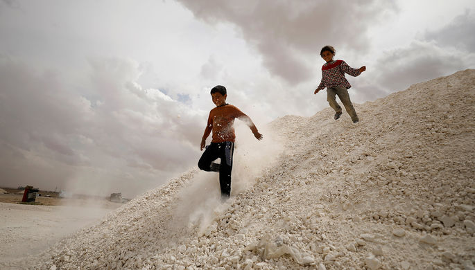 Сирийские беженцы из лагеря коалиции пожаловались на голод и перешли в пригород Дамаска