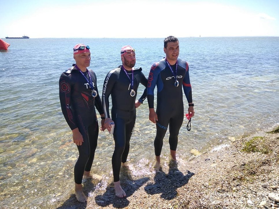 Тридцать российских пловцов переплыли Керченский пролив