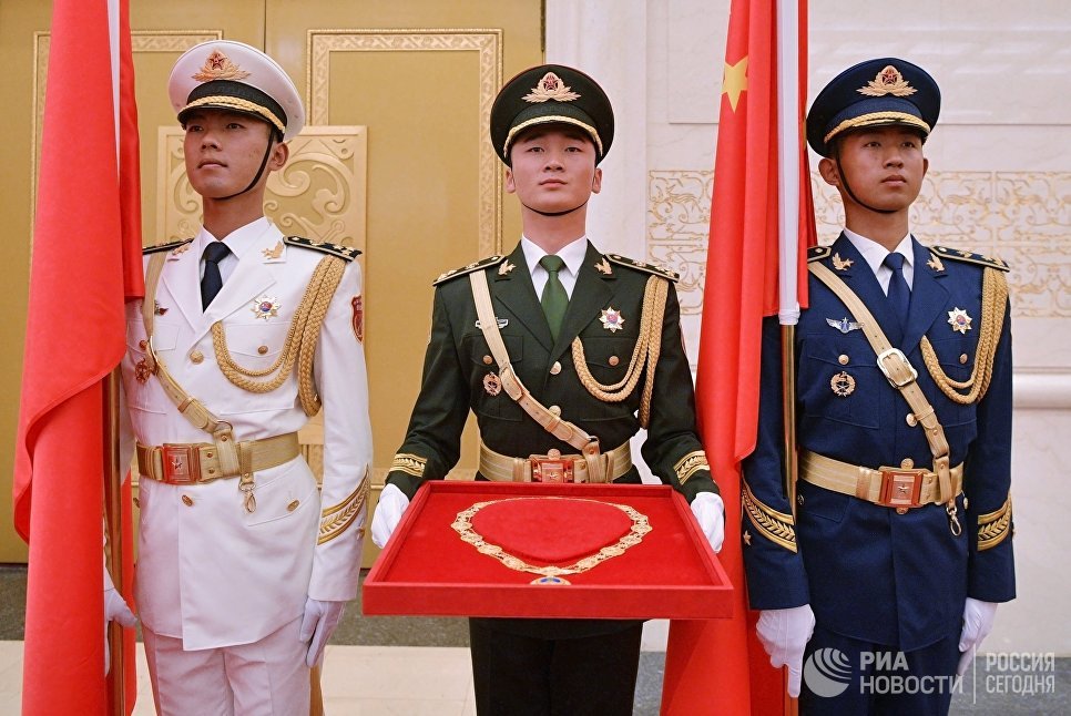 Путин приготовил и попробовал в Китае местную еду