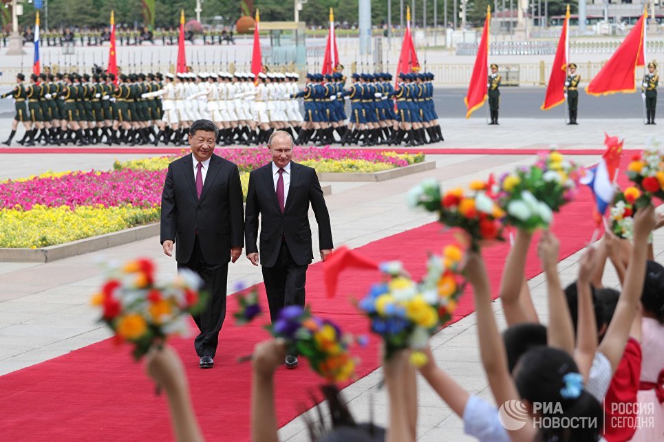 Путин приготовил и попробовал в Китае местную еду